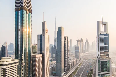 A dubaji üzleti negyed irodatornyai a Sheikh Zayed Road mentén